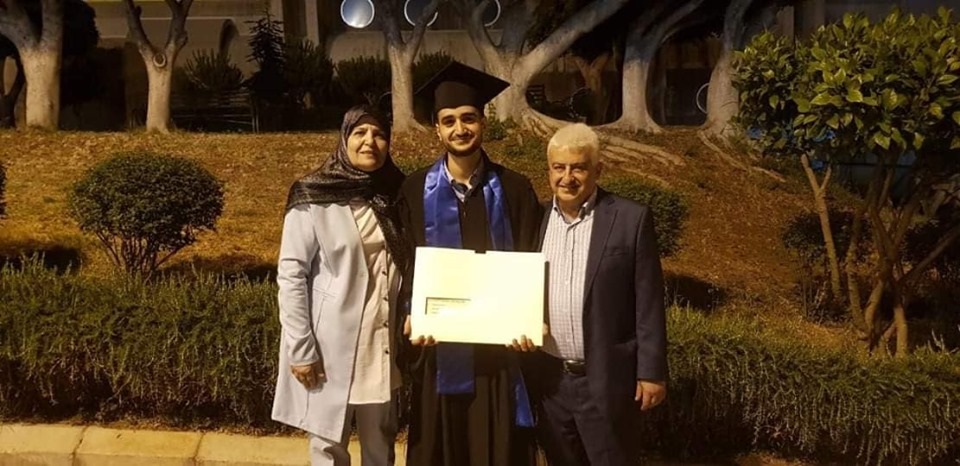 أبو ميسم حسين عبدالله والسيدة أم ميسم يتوسطهما إبنهما لؤي