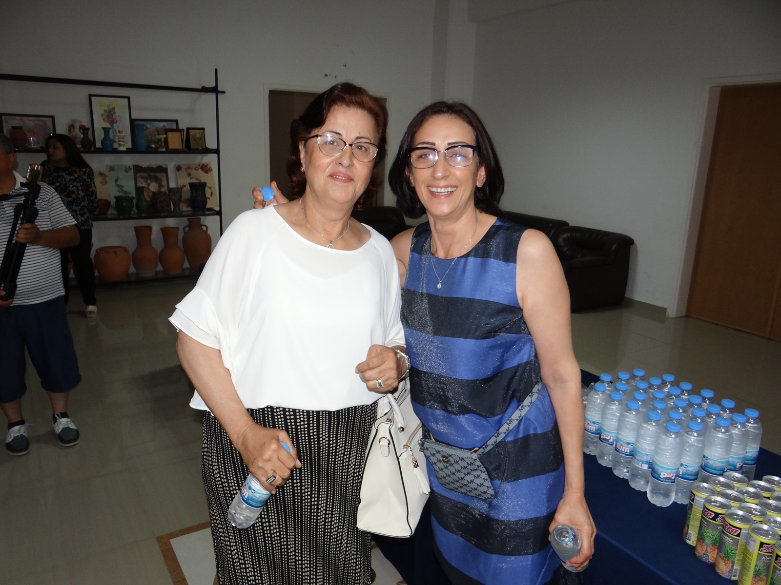 السيدة ثريا رشيدي (جمعية سيدات الخيام) والسيدة فاتنة بكار (ممثلة رئيس بلدية جديدة مرجعيون آمال حوراني)