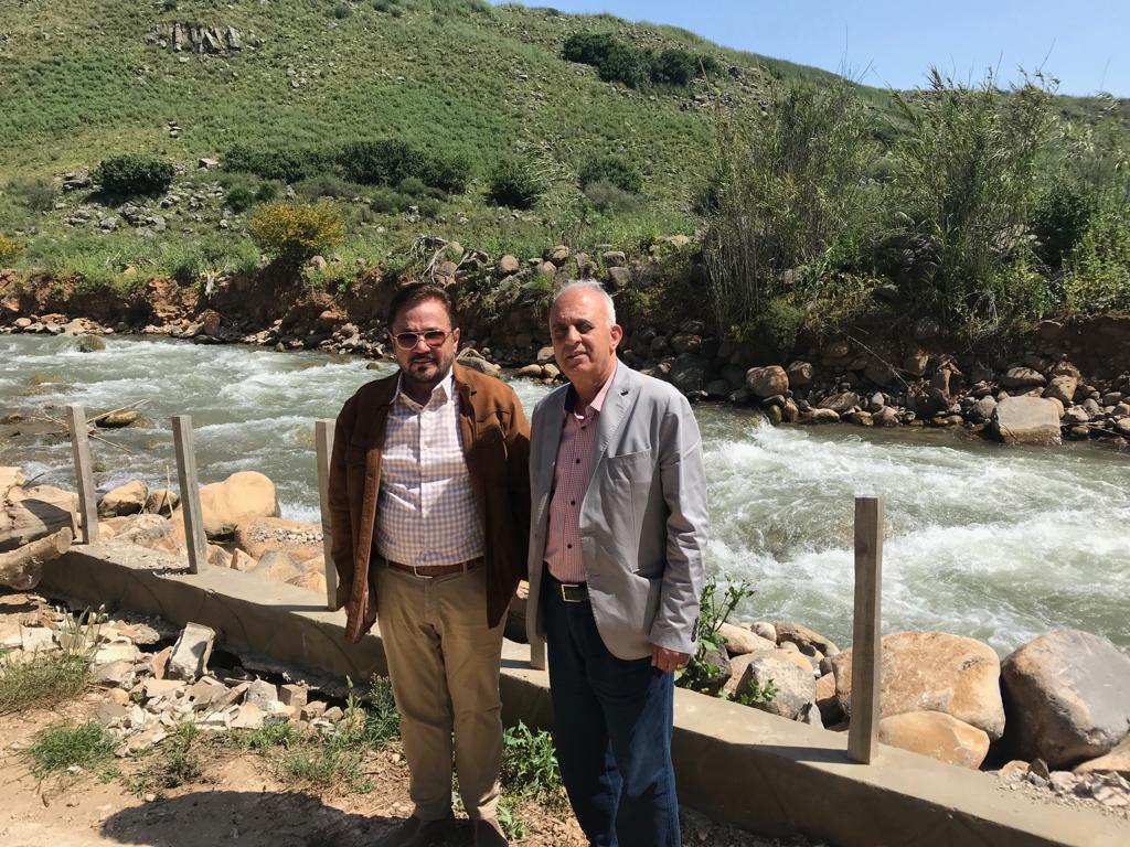 مع الزميل فؤاد رمضان على ضفاف نهر الوزاني