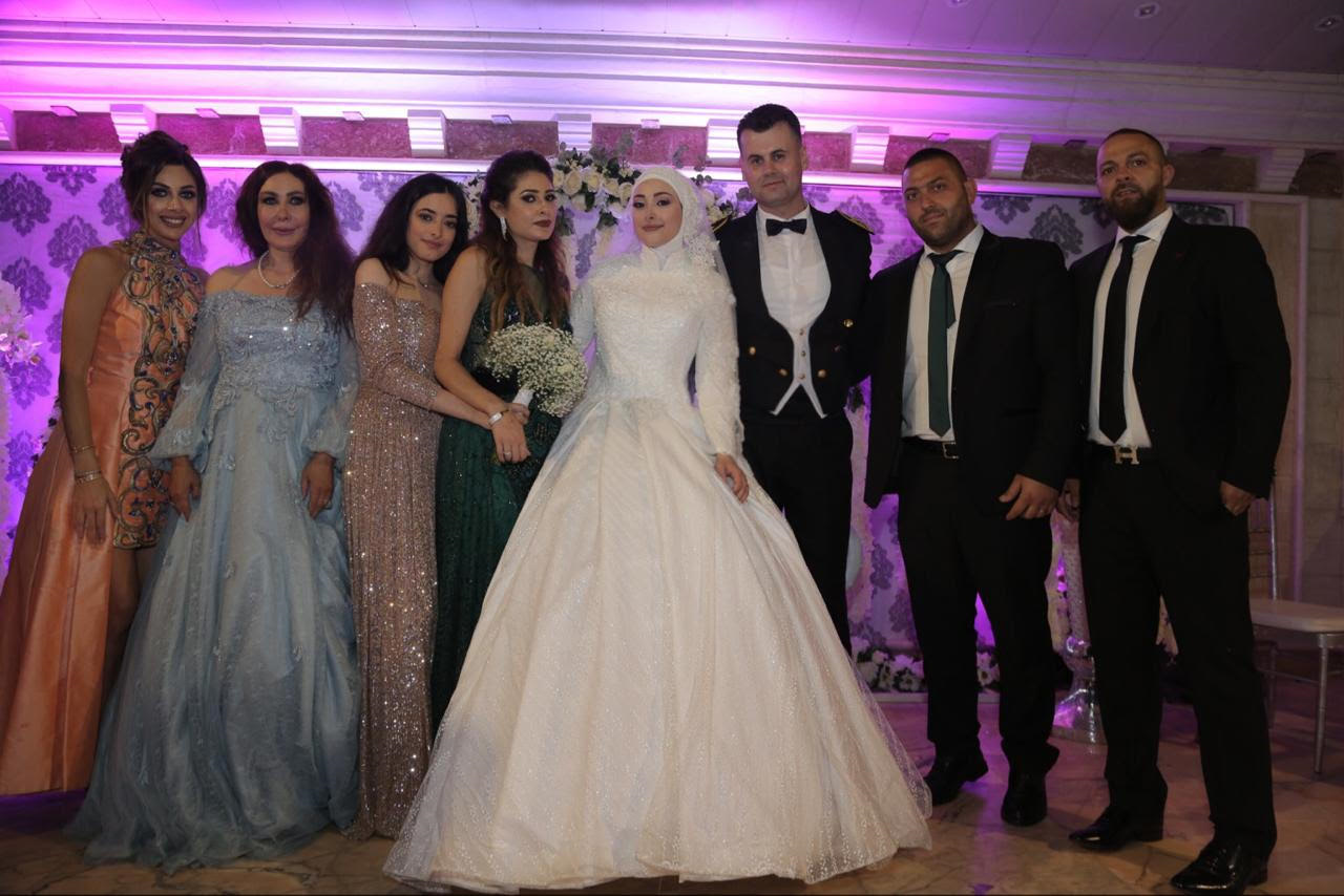 العروس ترقص فرحاً مع الحضور ا لمحب