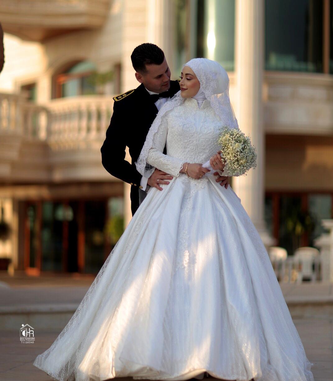 العروسان السعيدان الملازم أول علي عوالي والجامعية نور شومالي