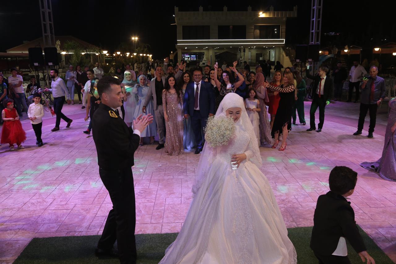 العروس نور ترمي باقة الزهر للعازبات