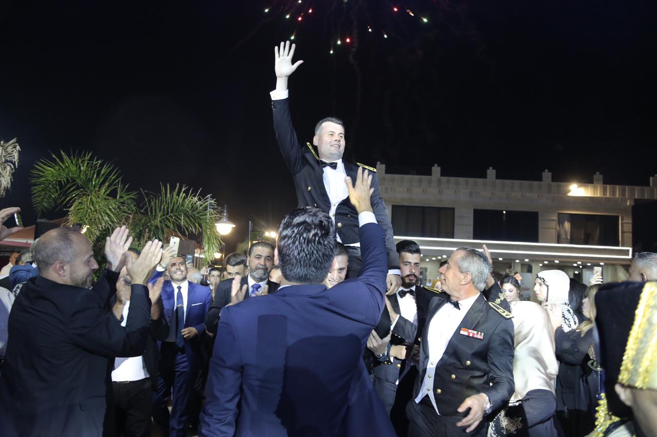العريس مرفوع على أكتاف الأصدقاء والأحباب