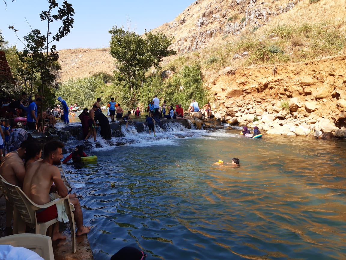 تحت الخيمة وتدفق الشلالات شمس ومي وجمال