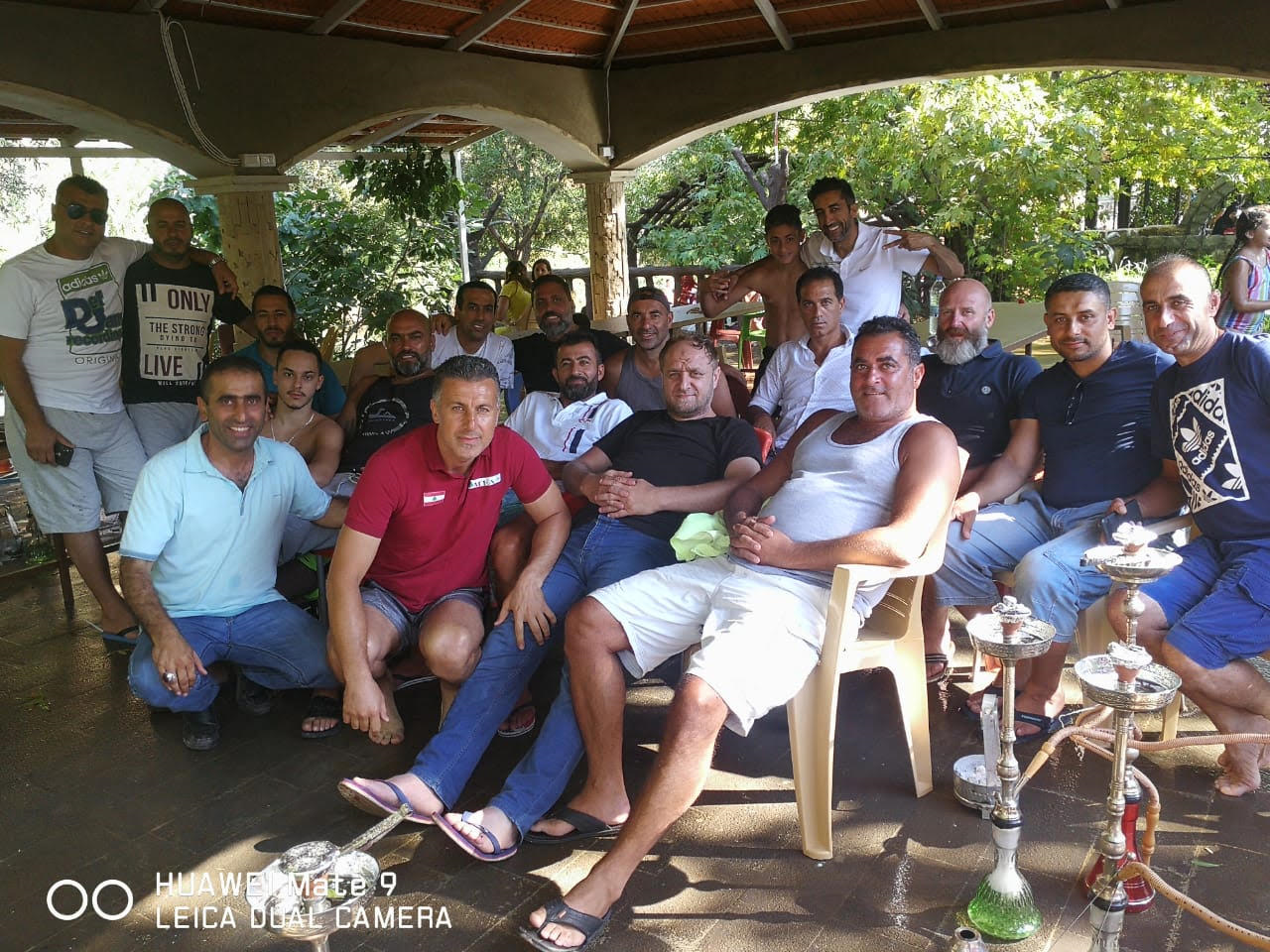 لاعبو النجمة يتمتعون في نبع الوزاني يتوسطهم الكابتن موسى حجيج