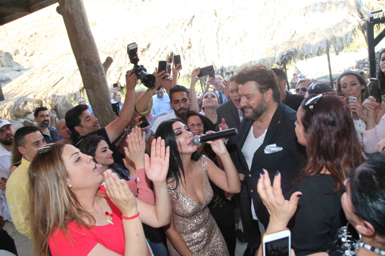 الفنانان علاء زلزلي وناي كسرواني في وصلة فنية وسعادة كبيرة من الحضور