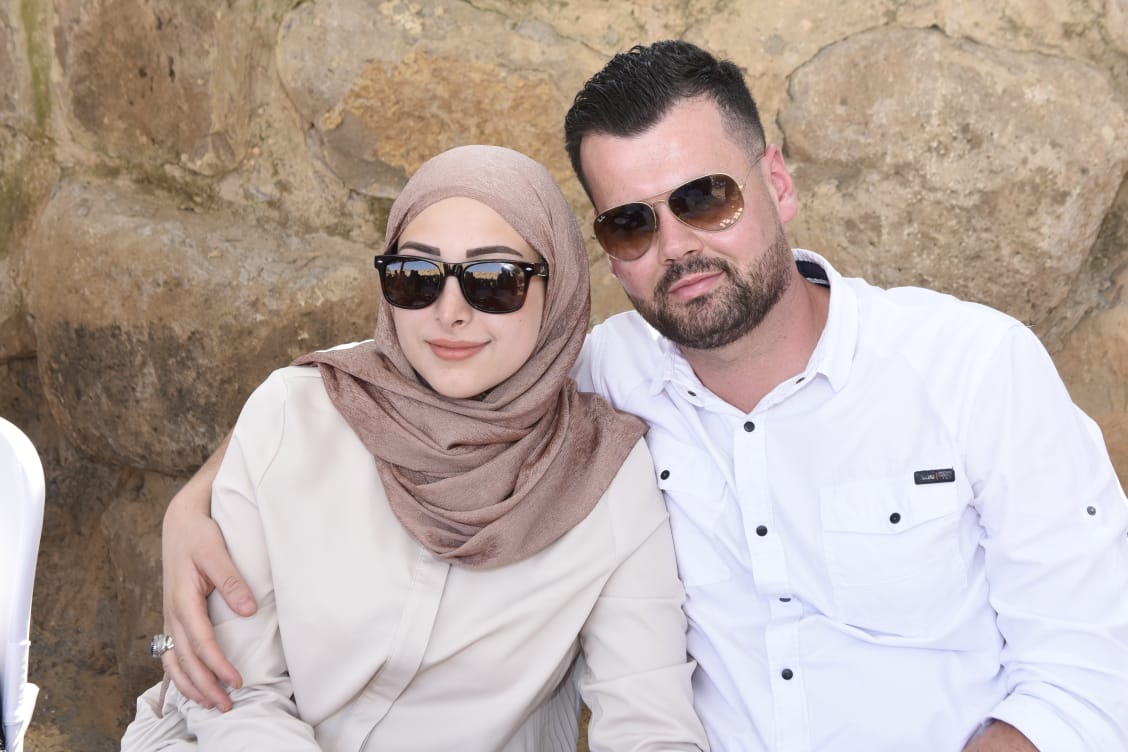 العروسان السعيدان الملازم أول علي عوالي والجامعية نور شومالي