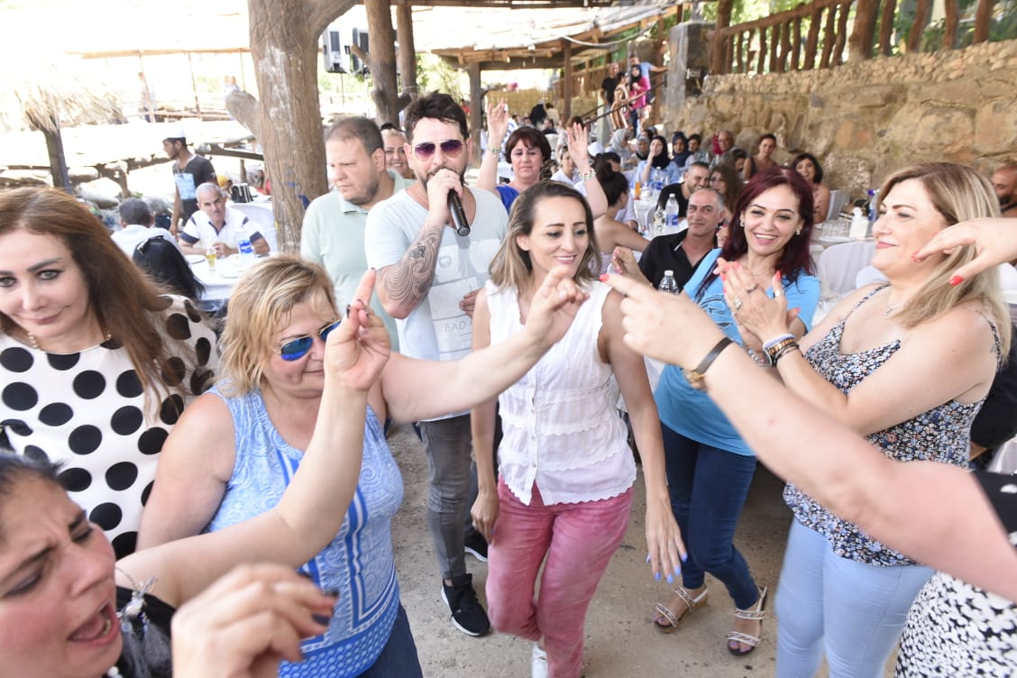 الفنان رضا حرب يشعل المهرجان