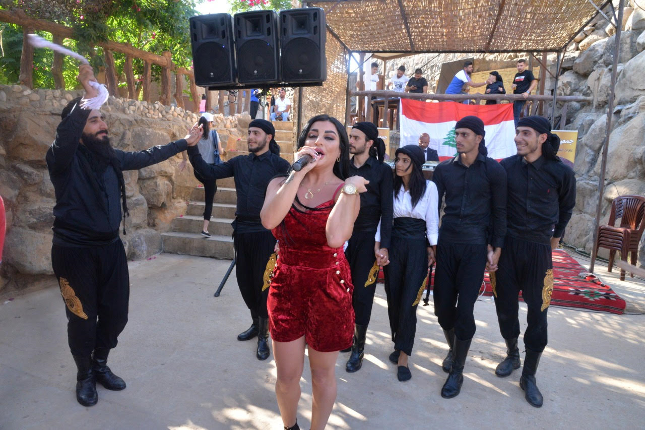 الفنانة مايا وهبي تلهب الساحة