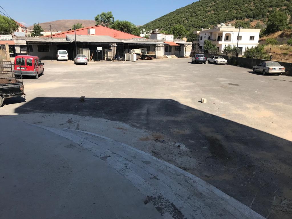 موقف سيارات في الباحة الخارجية للبلدية