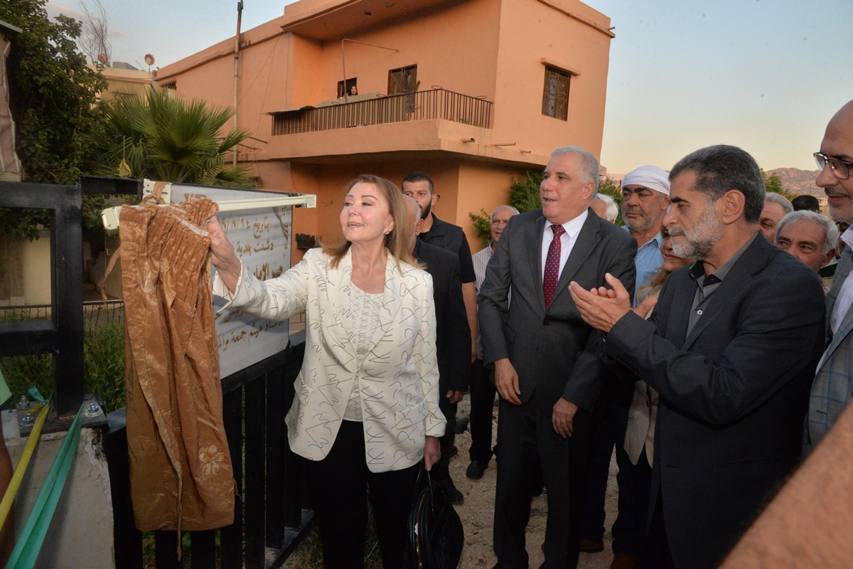 سفيرة النوايا الحسنة للتنمية السيدة سعدى الاسعد فخري ترفع الستار عن اللوح التذكاري لتسمية الجسر بإسم الإمام المغيب سماحة السيد موسى الصدر