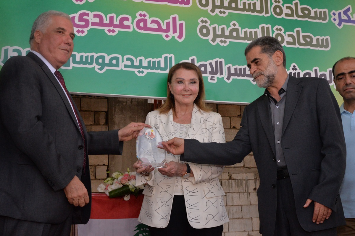 سفيرة النوايا الحسنة للتنمية السيدة سعدى الأسعد فخري تتسلم درعاً تقديرياً من نائب \