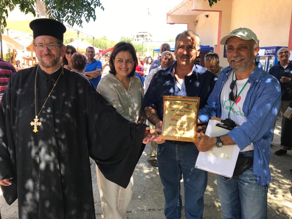 تسليم درع للمغترب. رجا عبدالله