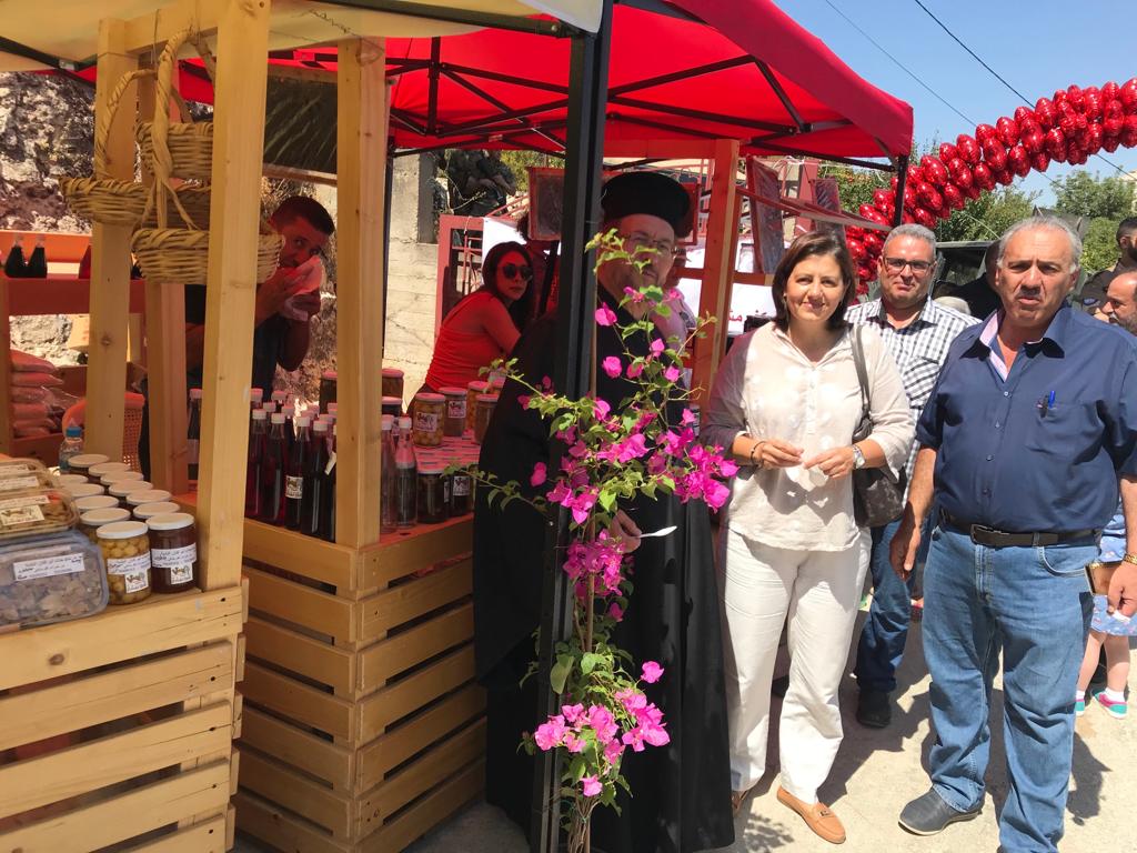 ممثلة وزير الزراعة ورئيس البلدية في جولة بارجاء المعرض