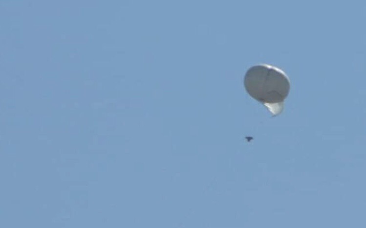 العدو أطلق منطادا تجسسيا ثانيا في أجواء ميس الجبل