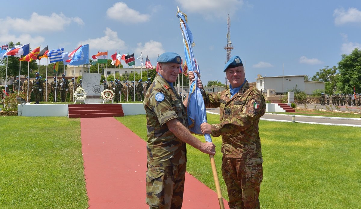 قائد اليونيفيل اللواء ستيفانو ديل كول يتسلّم علم الأمم المتحدة من اللواء مايكل بيرى: إرضاء إسرائيل أولويّة لـكليهما