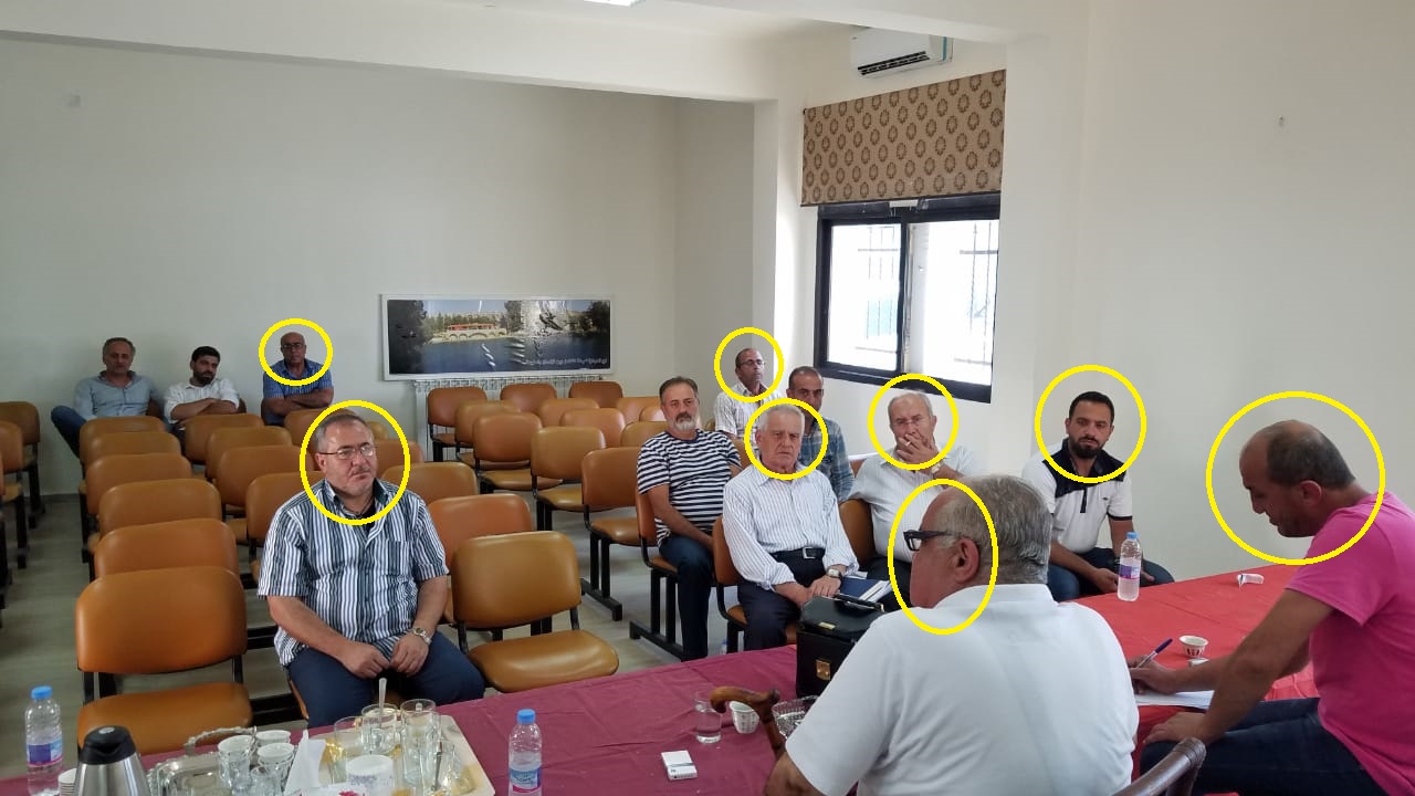 غالبية الذين حضروا اللقاء هم أعضاء في البلدية إضافة إلى بعض العاملين فيها كما يتبيّن في دوائر هذه الصورة
