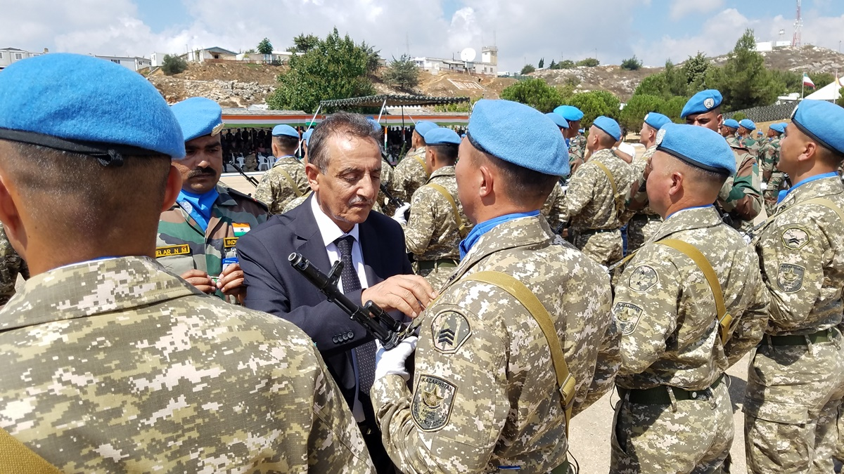 قائمقام حاصبيا الأستاذ أحمد كريدي يقلّد الأوسمة لعناضر الوحدة الكازاخستانية في اليونيفيل