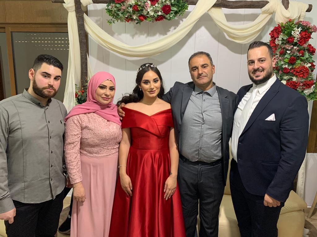 العروسان مع اهل العروس