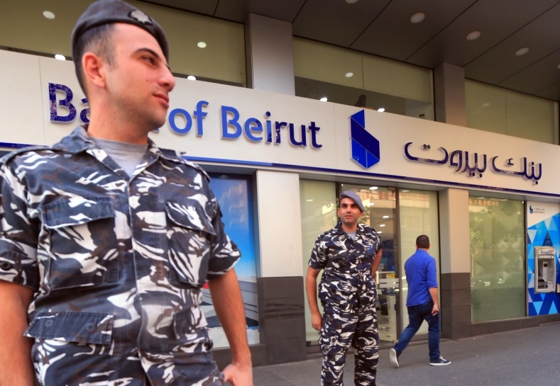 استمرّت مصارف بالسطو على دولارات الناس «الطازجة» المُحوّلة من الخارج (هيثم الموسوي)