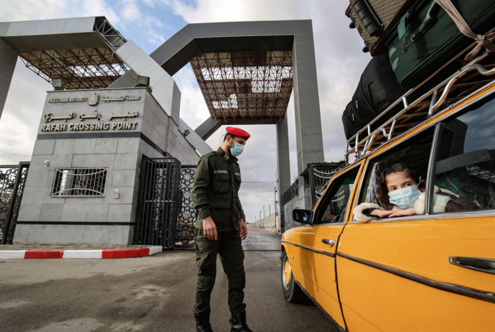 يتواصل العمل بصورة استثنائية في معبر رفح الذي فُتح لأيام محدودة (أ ف ب )