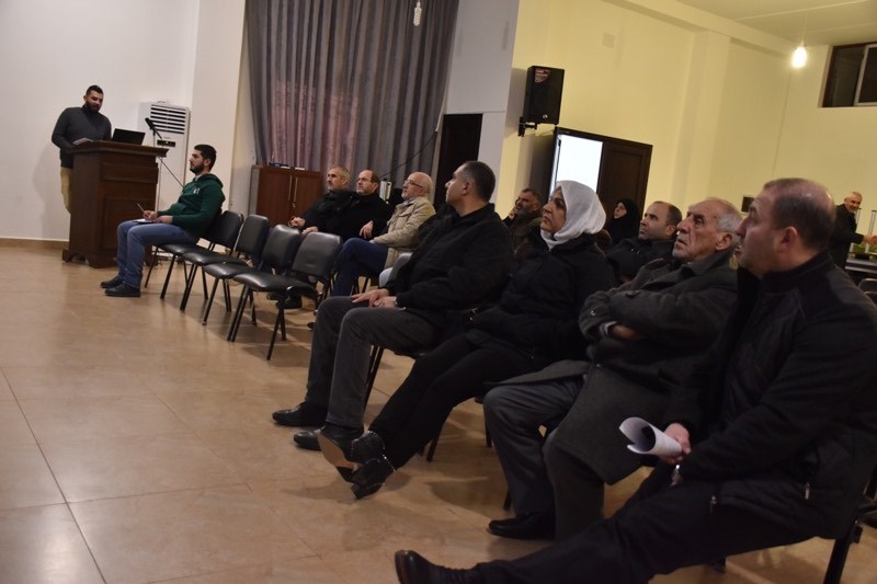 من اللقاء الذي عُقد في بلدة الطيبة في إطار مشروع إنشاء معمل لفرز النفايات في منطقة إبل القمح