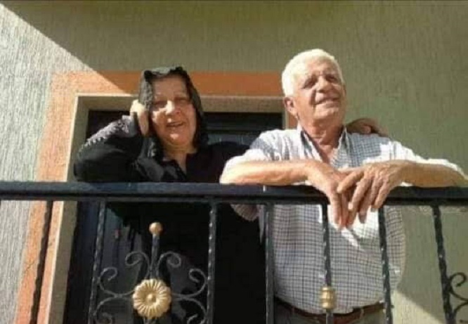 المواطن ابراهيم العبد  مع  زوجته