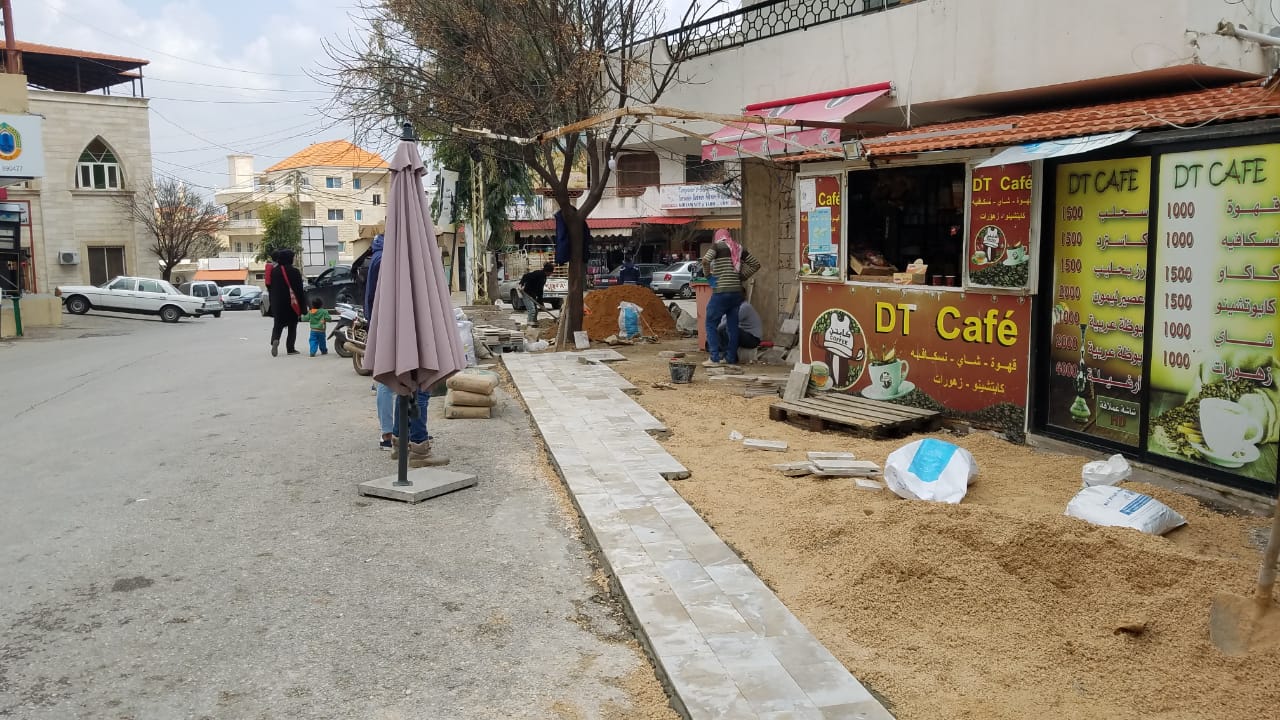 بلغ الأمر بالمخالفين إلى الشارع العام.. فشرعوا بالتبليط  فوقه صباح اليوم