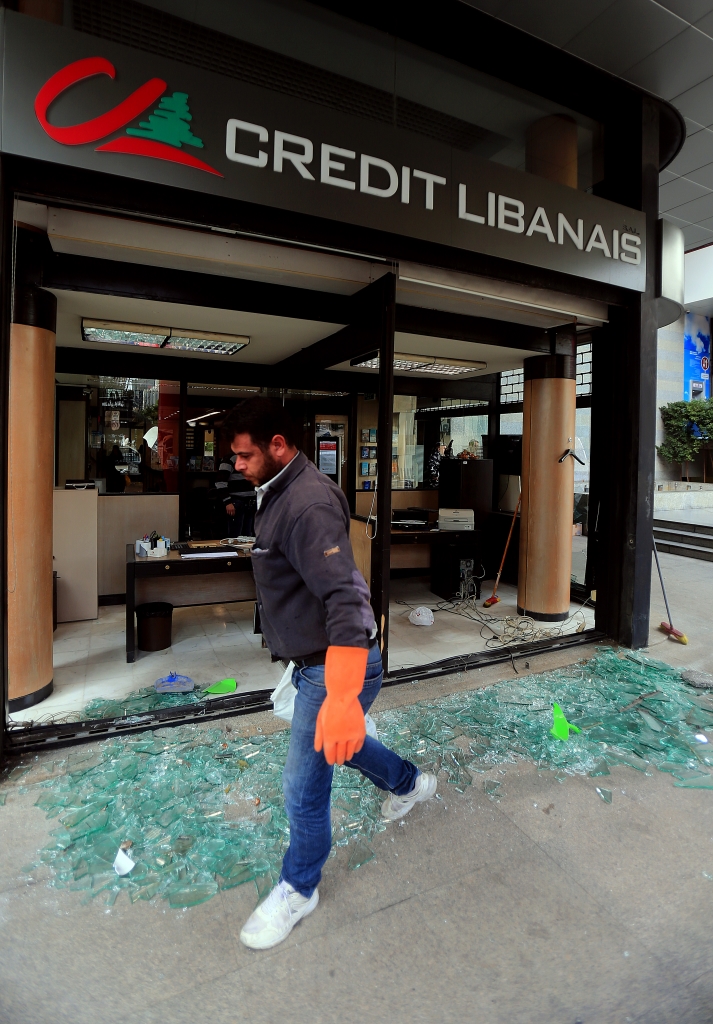 توقفت شركة مكتّف، التي تُسيطر على 50٪ من نقل النقد، عن شحن الدولار(هيثم الموسوي)