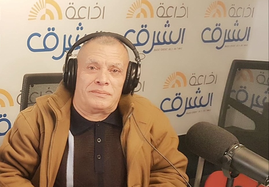 كبير مذيعي إذاعة «الشرق» محمد السباعي: أوجع ما في العيد أن يُعايدَك من أفقرك، والأشدّ إيلامًا أن يُعايدَك من أذلّك، والأكثر وقاحةً أن يُعايدَك من يقتلك