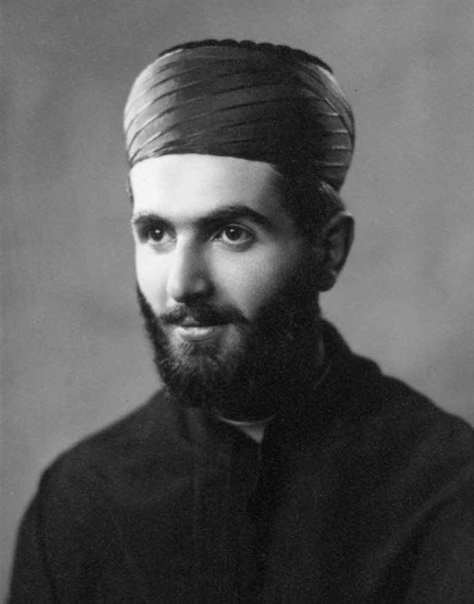 صورة للأب يواكيم مبارك تعود إلى 1947،عام ترسيمه كاهناً