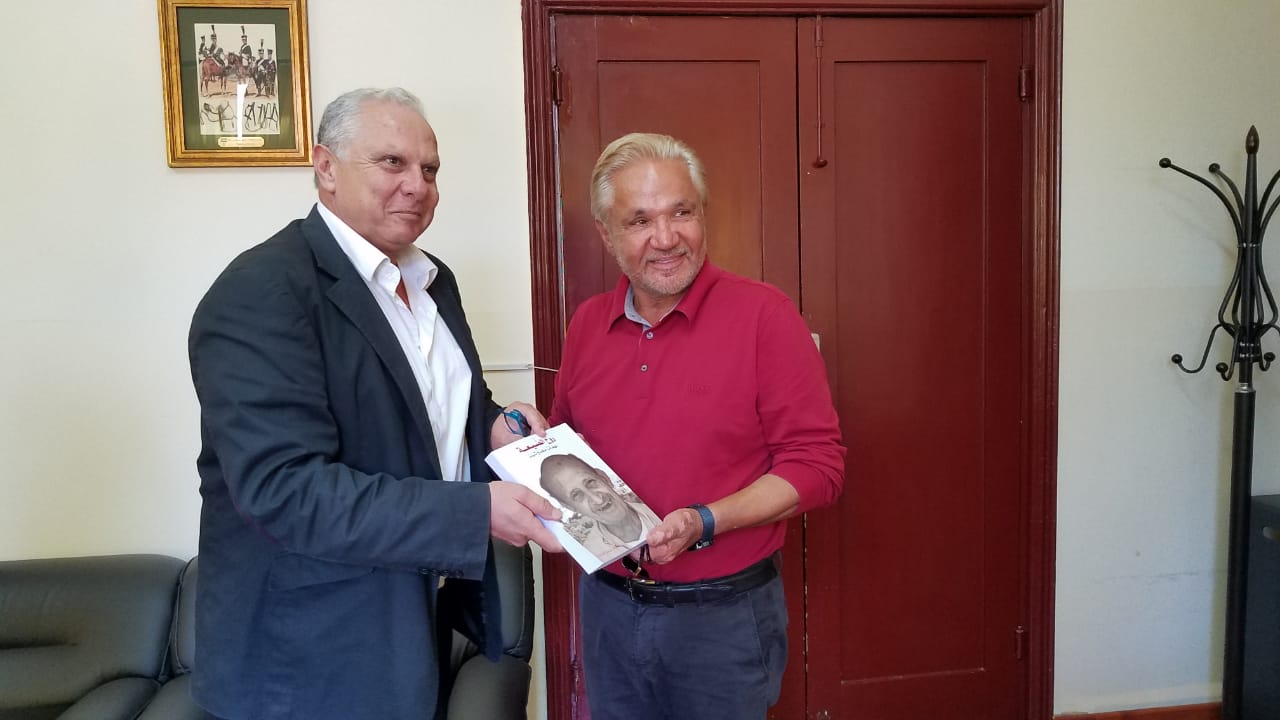  قائمقام مرجعيون الاستاذ وسام حايك يقدّم نسخة من كتابه «نهفات مغدوشية» لرجل الاعمال محمد صفاوي