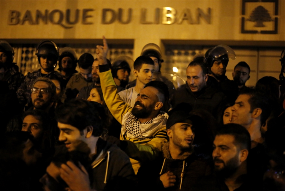 هناك من يطرح ضرورة رهن الذهب أو بيعه للاستمرار في تأمين الاعتمادات اللازمة لدعم البنزين والدواء والطحين (مروان طحطح)