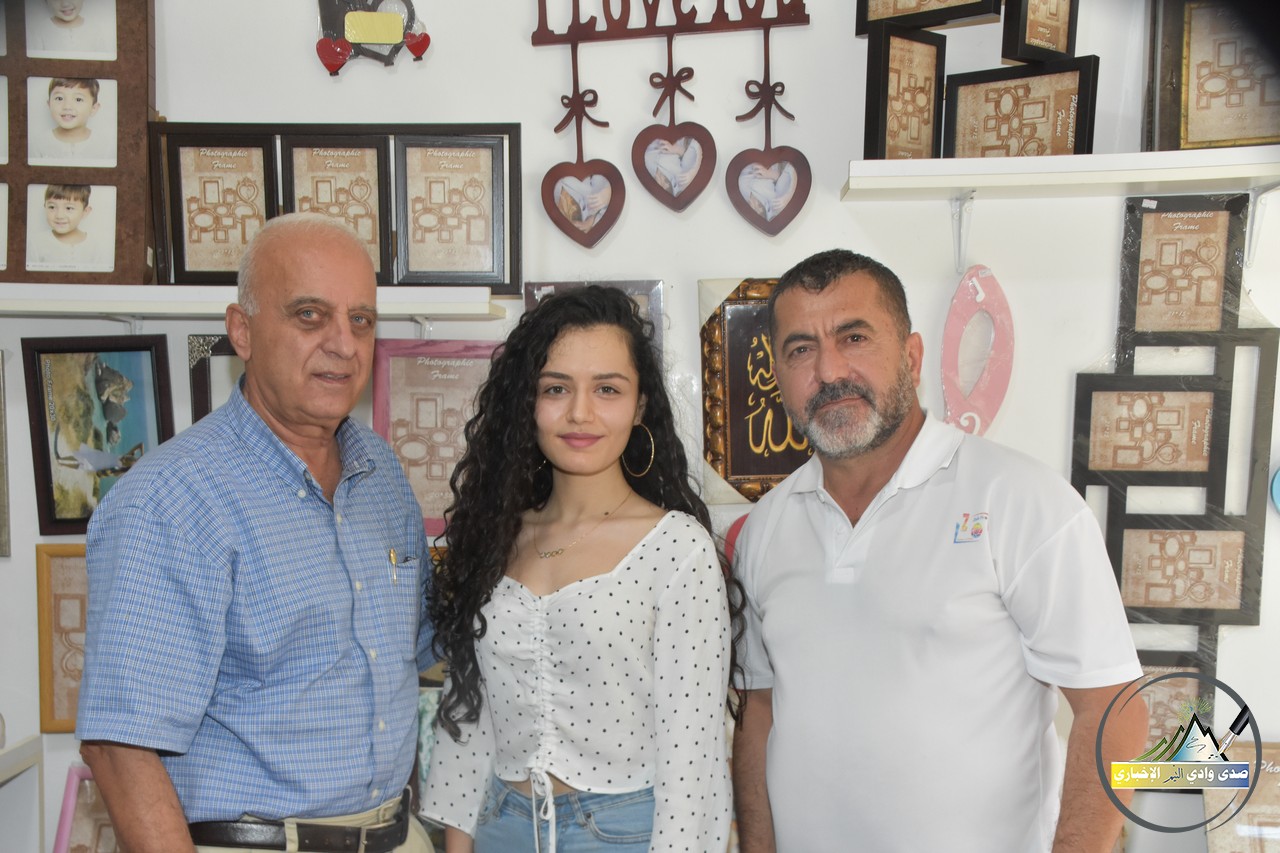 الفنانة ابو دهن تتوسط الزميلان زياد الشوفي وفوءاد رمضان