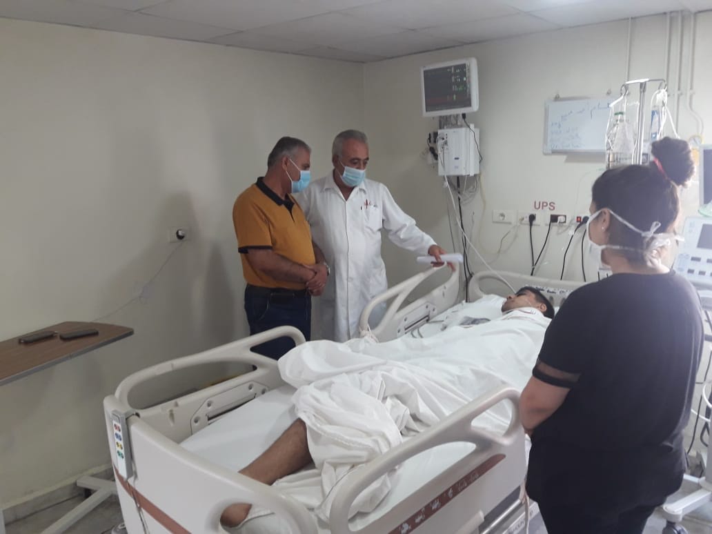 محافظ النبطية بالتكليف الدكتور حسن محمود فقيه يتفقد الجرحى الموجودين في النجدة الشعبية في النبطية