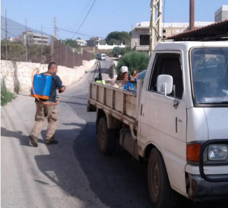 حملة رش مبيدات لمكافحة الحشرات في البلدة، أيام الرئيس الراحل الدكتور علي عبدالله - أرشيف