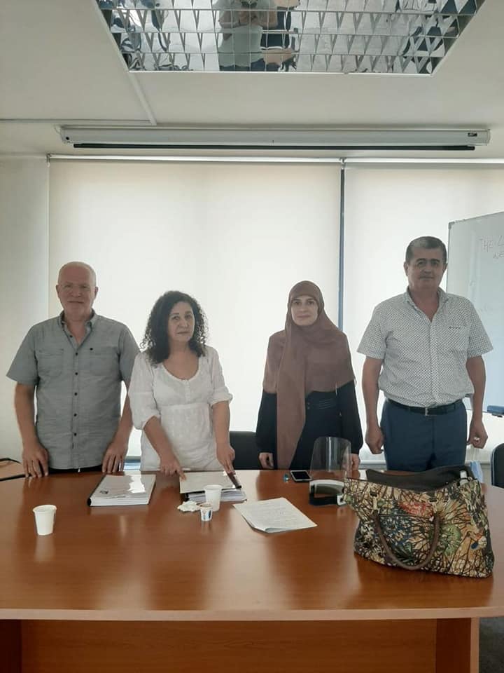 الاعلامية زينب منتش مع اللجنة المؤلفة من الدكتور عـلـي رمـال مشرفا، والدكتور هاني صافي، والدكتورة هلا الزعيم