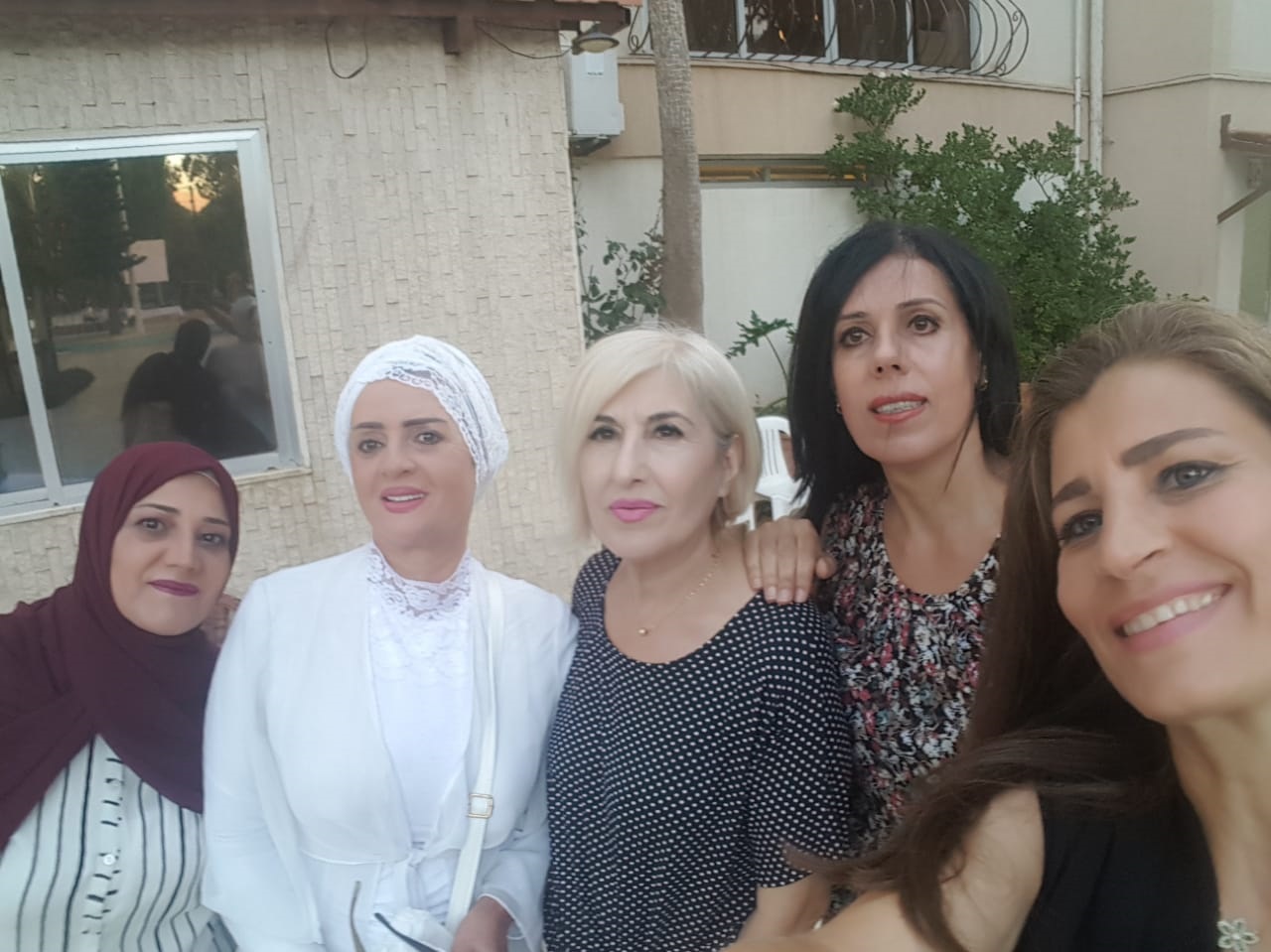 صباح أبو عبّاس، رئيسة جمعية سيدات الخيام للتنمية، تتوسط ناشطات في الجمعية - أرشيف 