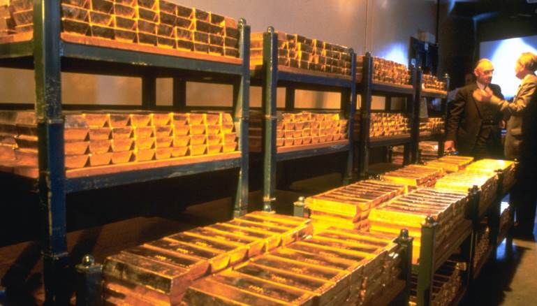 سيسعى الدائنون حكماً للحجز على احتياطي الذهب (Getty)