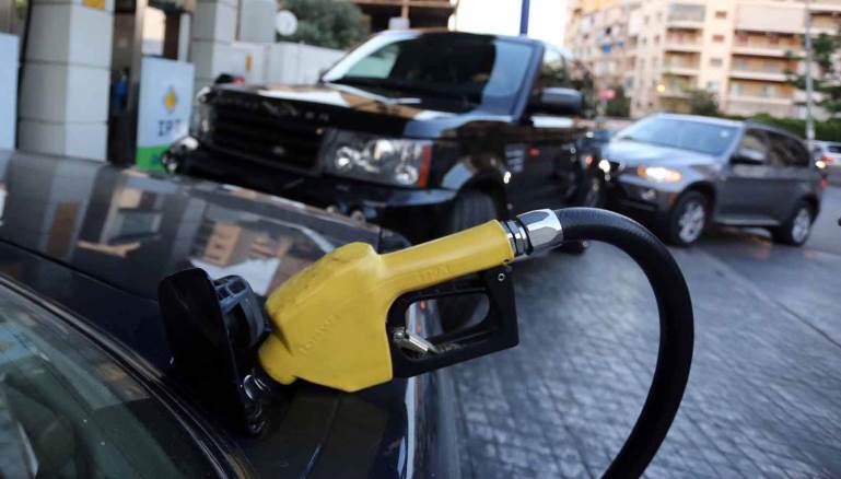 يعمل المحظيون سياسياً وحزبياً على تخزين كميات من البنزين والمازوت (ريشار سمور)