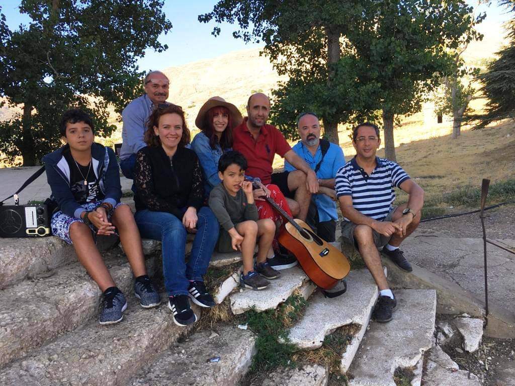 من اليسار الي اليمين: الفتى جونادا كزما، حسان كزما، نسرين برغل، ماريا صوايا، الطفل غدي الطويلة، المؤلف باسل عبدالله، ايلي حداد وتوفيق الطويلة