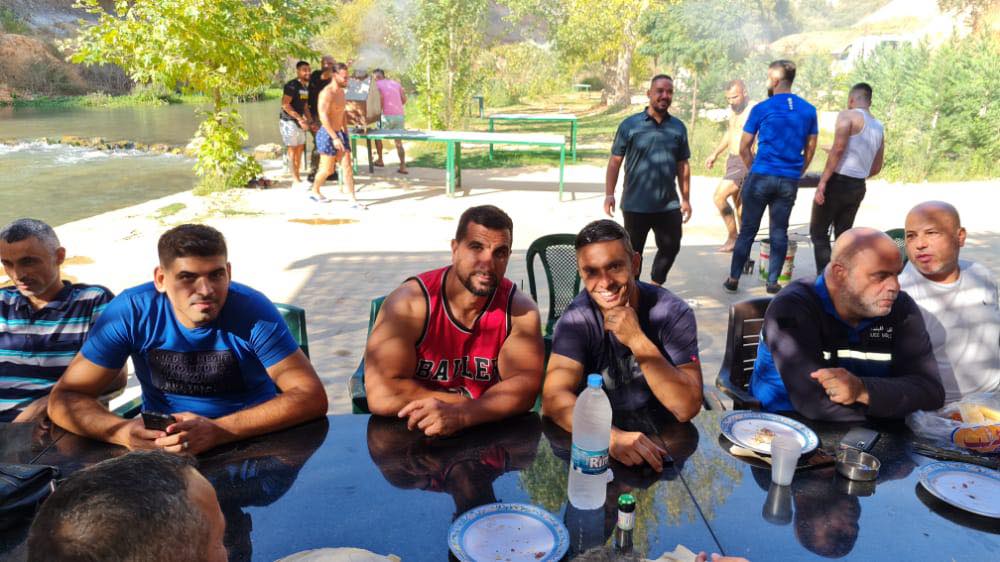 التكريم الحقيقي يكون بزيادة الرواتب لهؤلاء الشبان ولباقي العاملين في البلدية نظراً إلى الهدر والانفاق الغير مجدي للبلدية