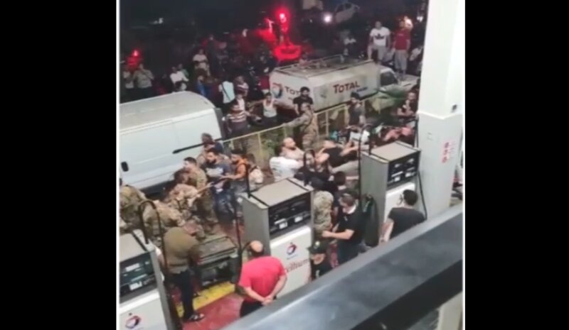 لبنان، رحمَكَ اللّهُ يا وطني، فإنْ كان لا زال فيكَ رمق، اتَّصِلْ بي وأخبرني بأنّكَ ستحاول النّهوض من جديد، حتّى لو أصبح أبناؤكَ يتراشقون بال «ب ۷» عند محطّات الوقود. (الصورة: محطة توتال الخيام حين تحولت الى ساحة حرب)