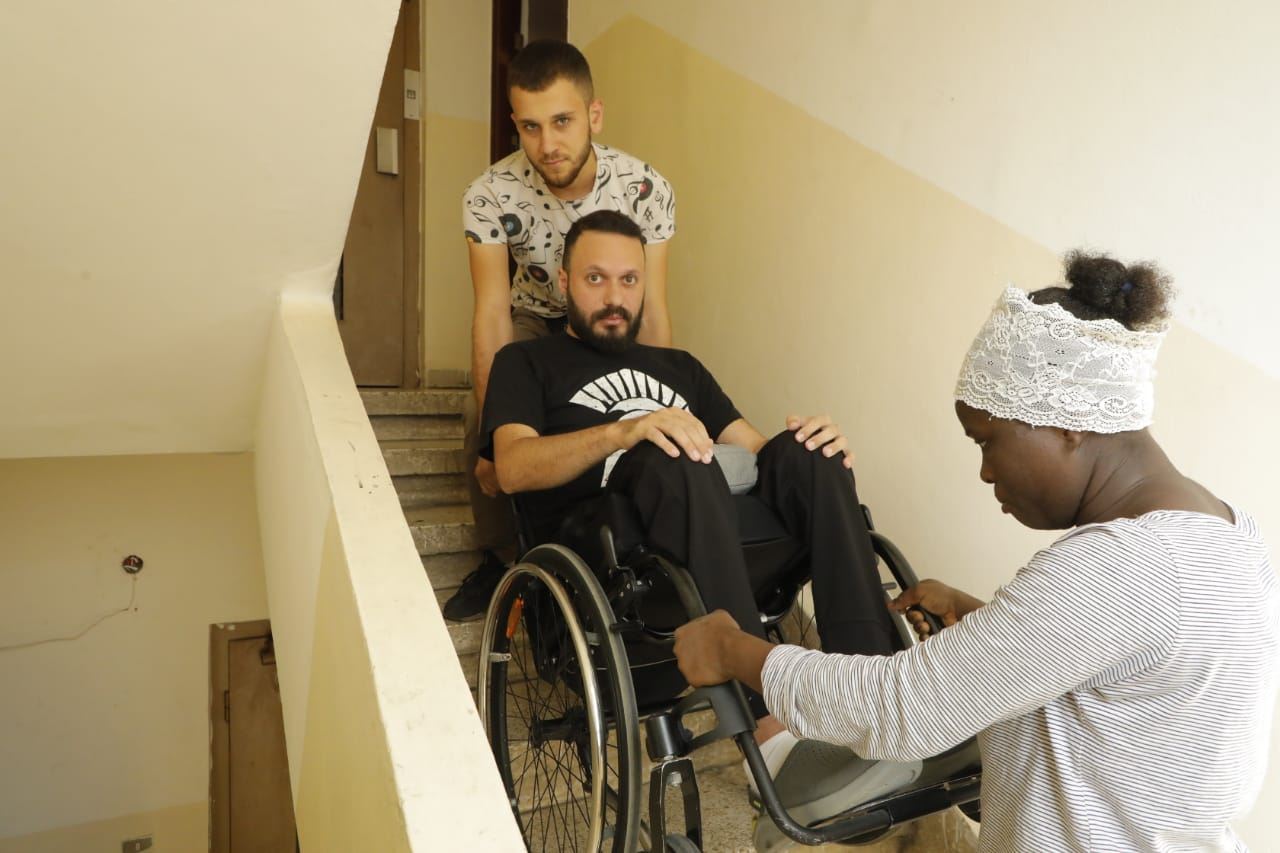 الشاب شادي أسير المازوت بشحّه وجشع التجار وقلّة العيش بكرامة (مارك فياض)