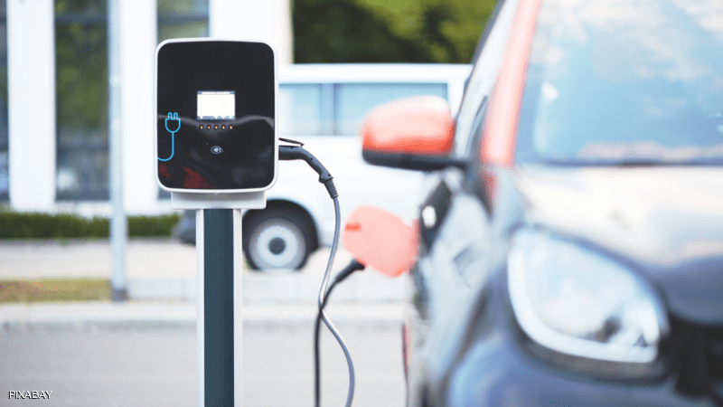 شحن بطارية سيارة كهربائية