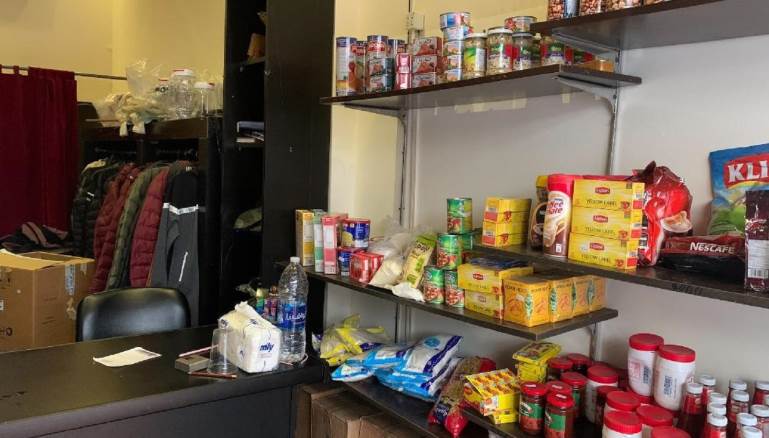 تضغط امرأة بأصابعها على ورقة الخمسة آلاف ليرة وتعدل عن شراء وعاء بلاستيكي لمطبخها (المدن)