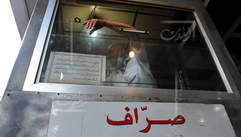 لا ضوابط حقيقية لتراجع قيمة الليرة أمام الدولار (المدن)