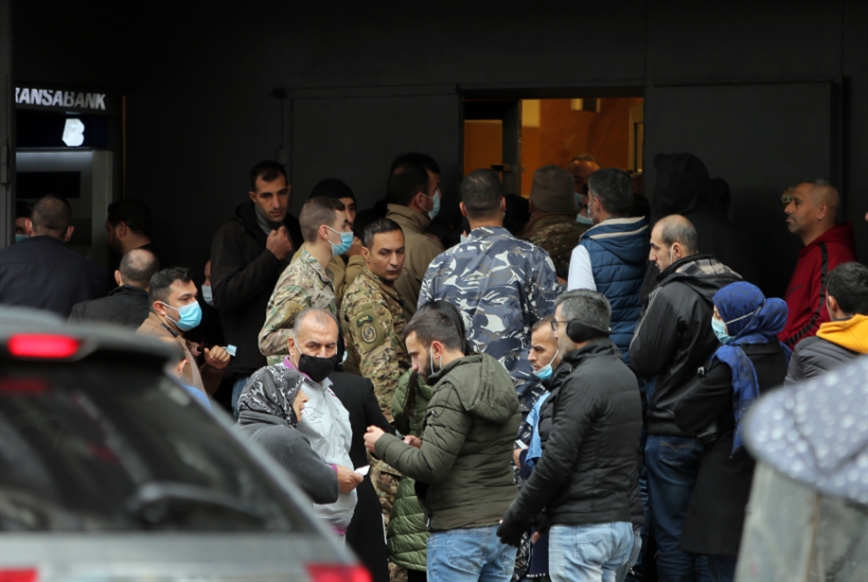 العسكريون انتظموا في طوابير الانتظار أمام المصارف كما ينتظمون لسماع «أمر اليوم» (مروان بوحيدر)