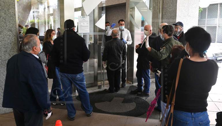 تسعى المصارف لتفادي الوقوع في مأزق المحاكم الأجنبية (عباس سلمان)