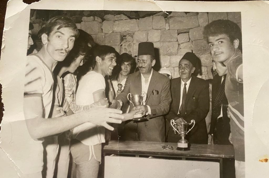 من مباريات جرت في حاصبيا ويظهر في الصورة رئيس بلدية حاصبيا يقدم الكأس لفريق الخيام الفائز